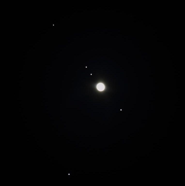 Jupiter et ses satellites bien alignés, Omega Tau semble appartenir au groupe

