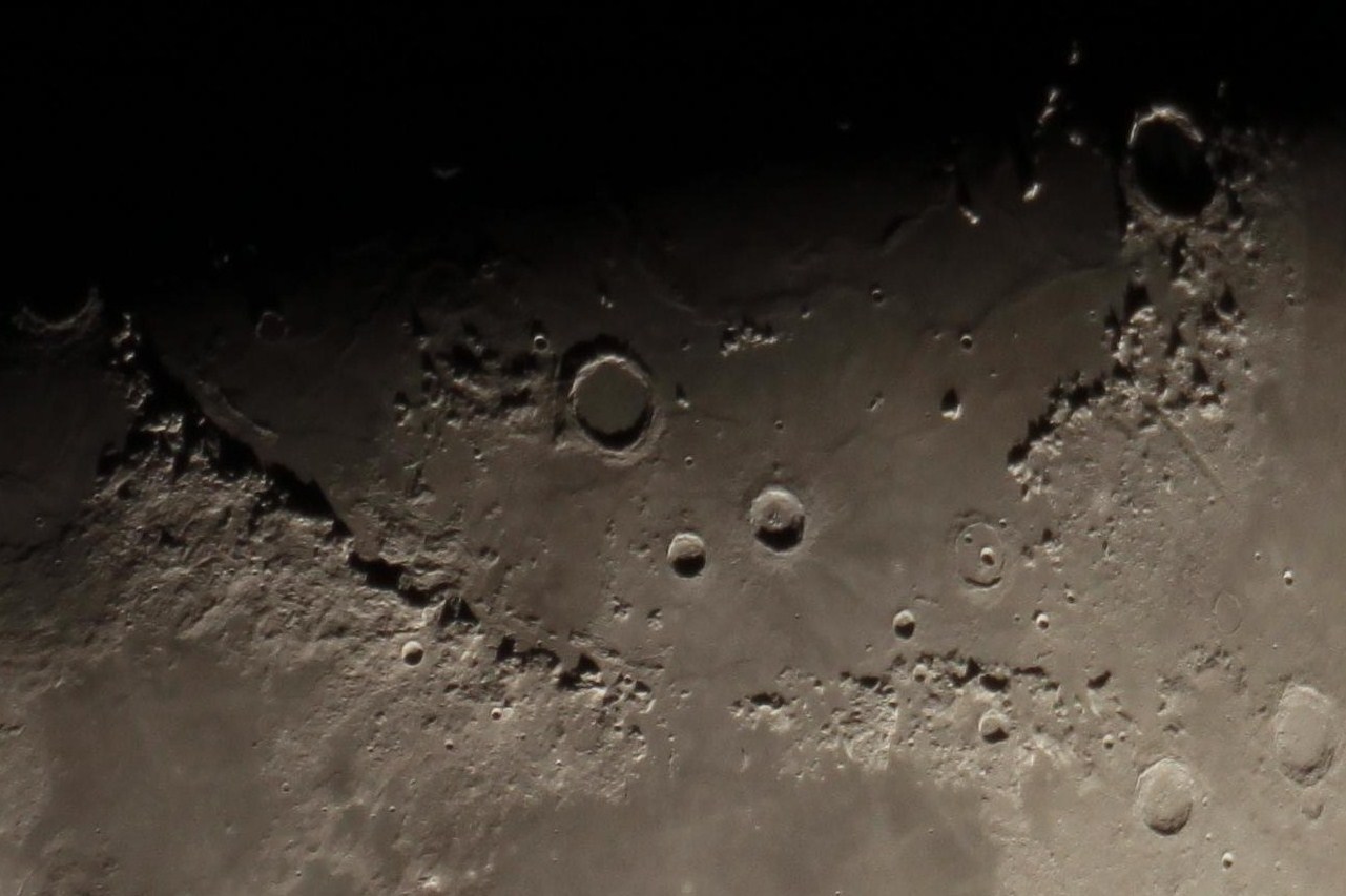Gros plan sur la Lune au 1er quartier