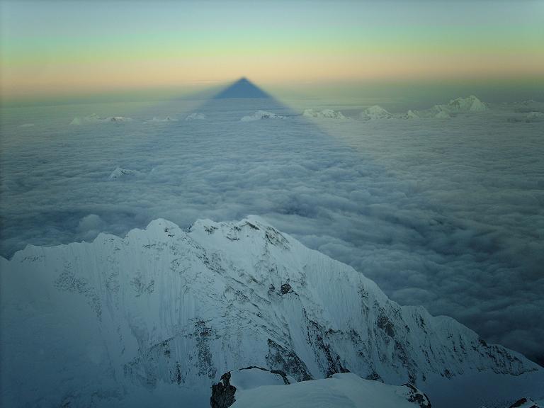 Ombre de l'Everest au lever du soleil.