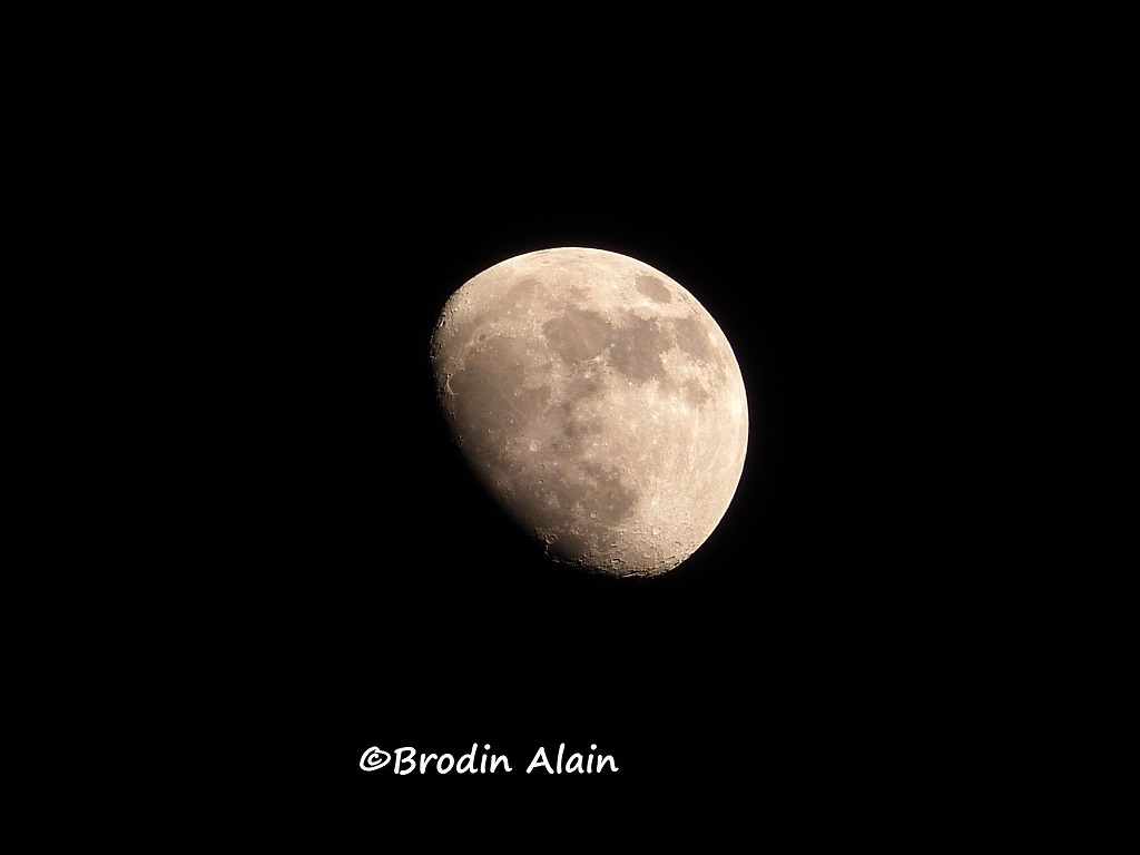 La Lune du 21 Avril 2013 à 20h13 . 
