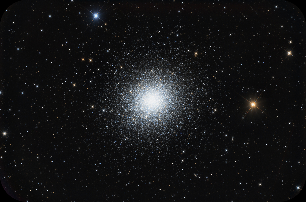 Amas Globulaire d'Hercule - Messier 13 - avec de nombreuses petites galaxies.