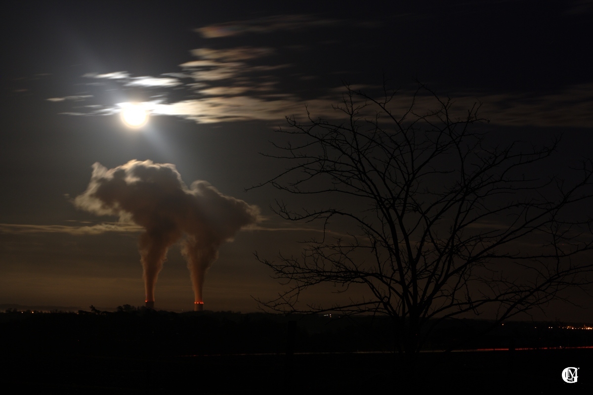 Lever de Lune au dessus de la centrale nucléaire de Golfech (82)