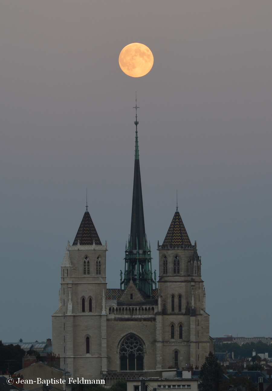 Pleine Lune du 8 septembre au-dessus de la cathédrale Saint-Bénigne de Dijon.